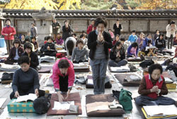 Korean Moms Pray for Exam Success